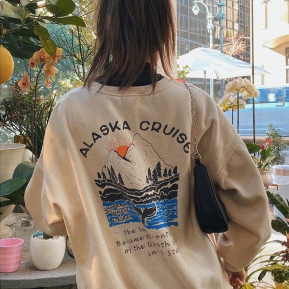 BRAND NEW Cozy graphic sweatshirt